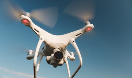 K nabíjení dronů nebude potřeba zásuvka. Unikátní projekt přináší možnost nabití během jejich letu