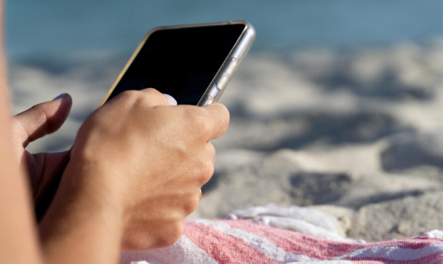 Na pláži je důležité telefon chránit. Poškodit ho může voda i písek