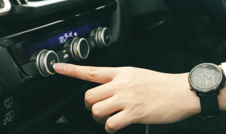 Díky jednoduchému triku bude klimatizace v autě fungovat lépe. Stačí zmáčknout jedno tlačítko