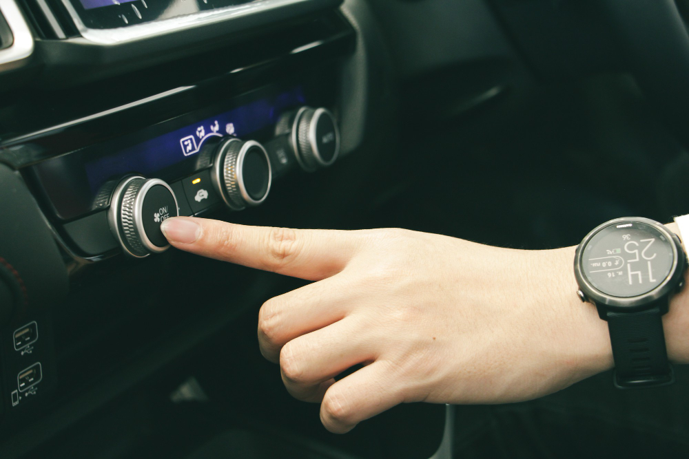 Díky jednoduchému triku bude klimatizace v autě fungovat lépe. Stačí zmáčknout jedno tlačítko