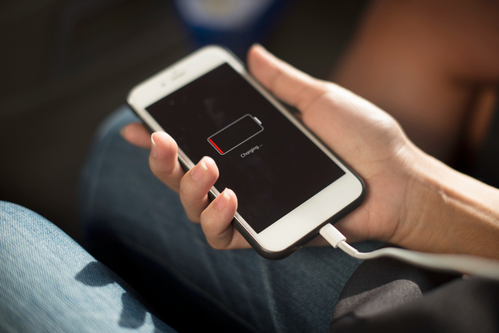 Většina lidí zbytečně ničí baterii u telefonu. Špatné návyky zkracují její životnost i kapacitu