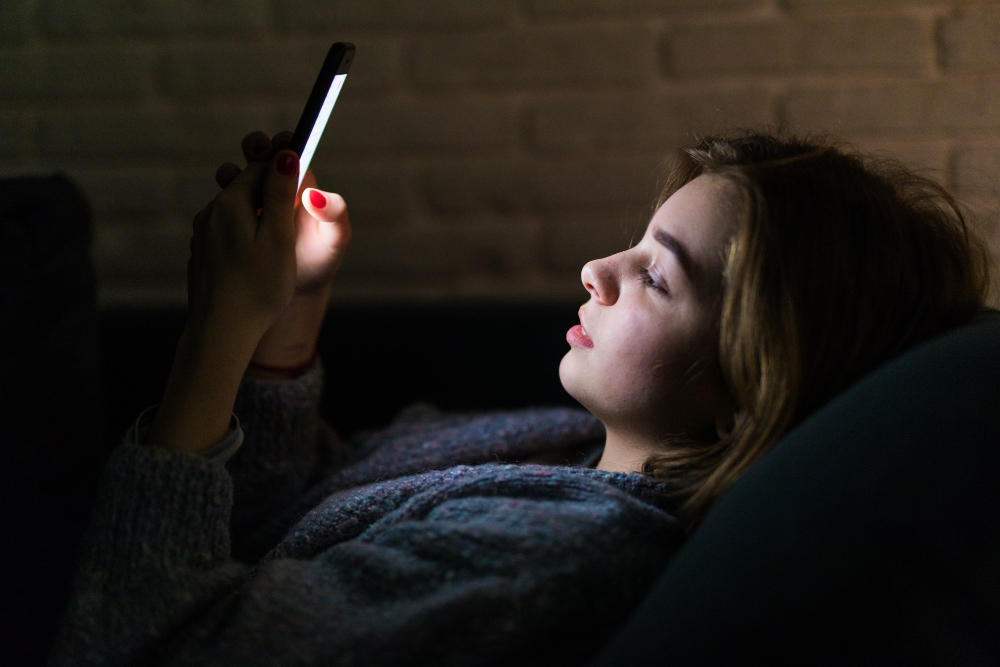 Vzít si telefon do postele může skončit katastrofou. Problémy se spánkem jsou nejmenší, co hrozí