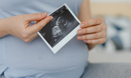 Dítě v děloze vnímá světlo i okolní zvuky. Po porodu dokonce rozezná mateřský jazyk